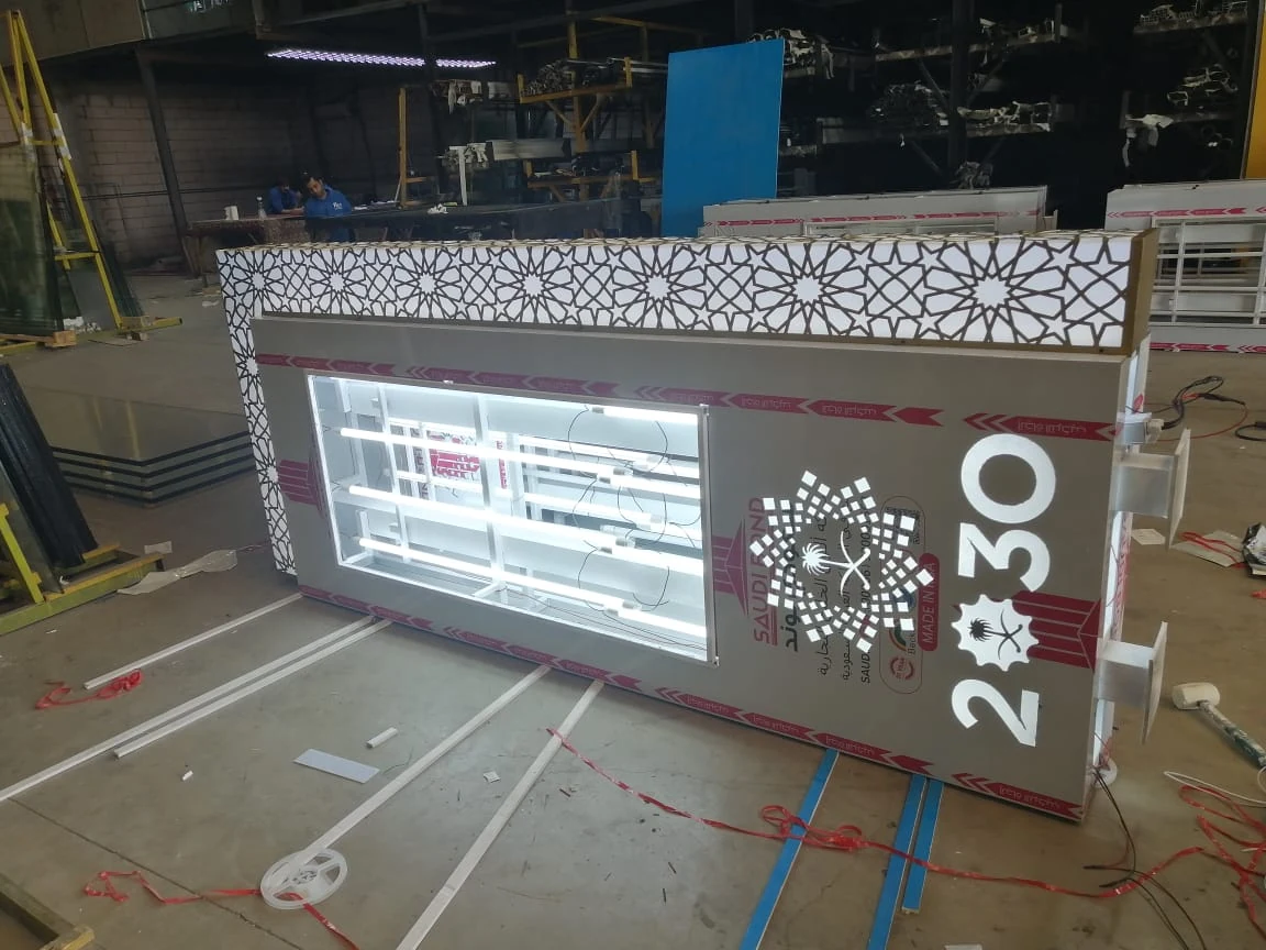 تصنيع وتركيب لوحات كلادينج وأكريليك CNC لبلدية ساجر 4 اختبار إضاءة لوحة الكلادينج والأكريليك وشعار رؤية 2030 داخل الورشة