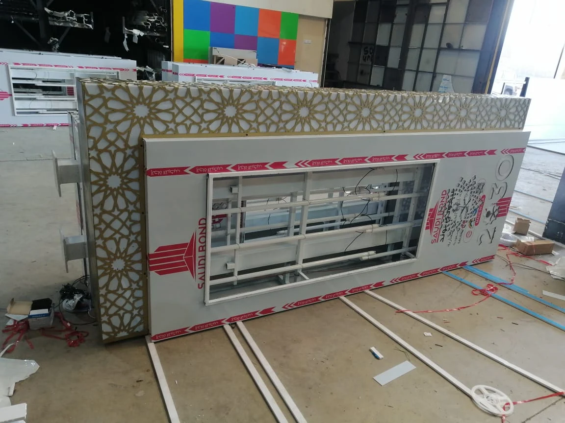 تصنيع وتركيب لوحات كلادينج وأكريليك CNC لبلدية ساجر 3 تجميع لوحة الكلادينج وزخارف CNC داخل ورشة فاكو قبل التركيب بساجر